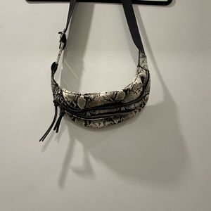 snakeskin print  Fanny Pack